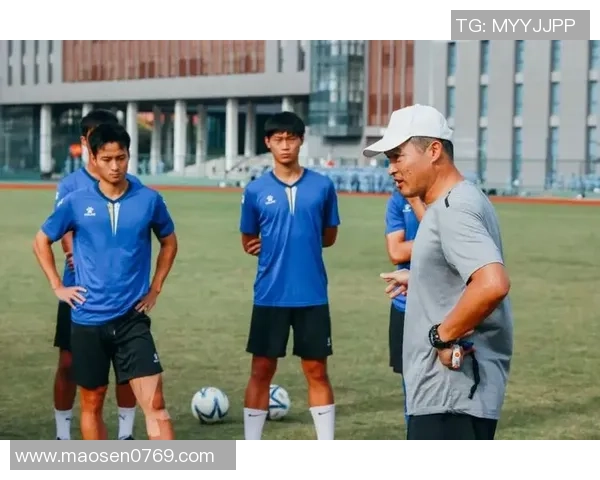 当今足坛谁是最受欢迎的足球明星引发热议与讨论