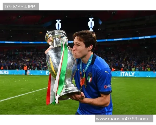 足球明星亲吻奖杯的瞬间展现荣耀与梦想的交融