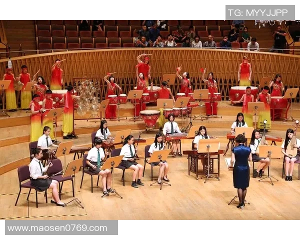 周杰伦与足球明星亲密互动共谱音乐与体育的精彩篇章 周杰伦与足球明星亲密互动共谱音乐与体育的精彩篇章